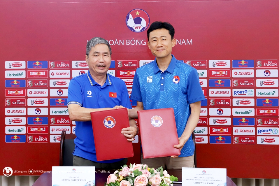 VFF ky hop dong voi tro ly Choi Won Kwon