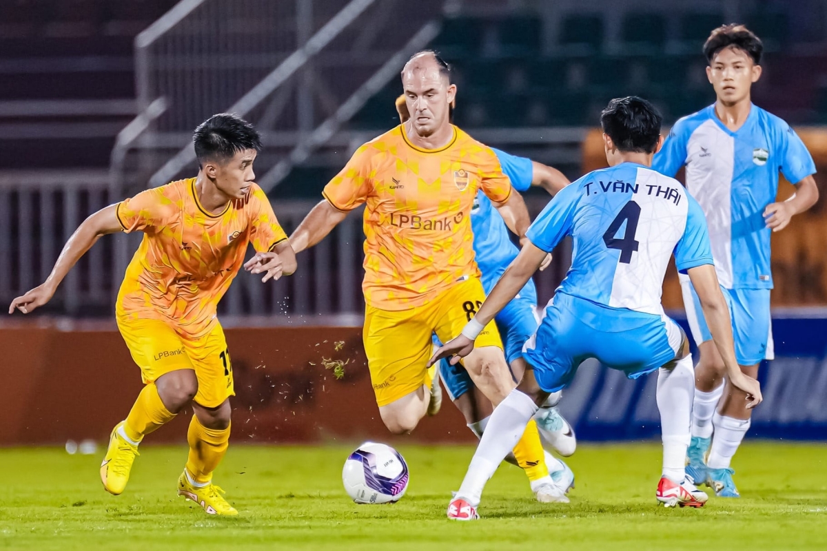 Huynh Kesley va do Merlo trong mau ao CLB Tre TP HCM