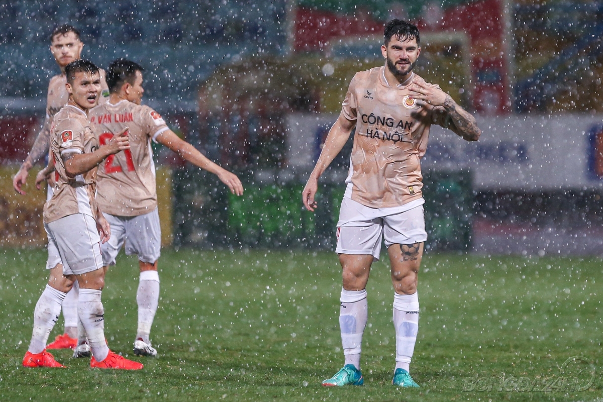 Quang Hải toả sáng trong trận mưa tầm tã, giúp CAHN tạm thoát khủng hoảng 5