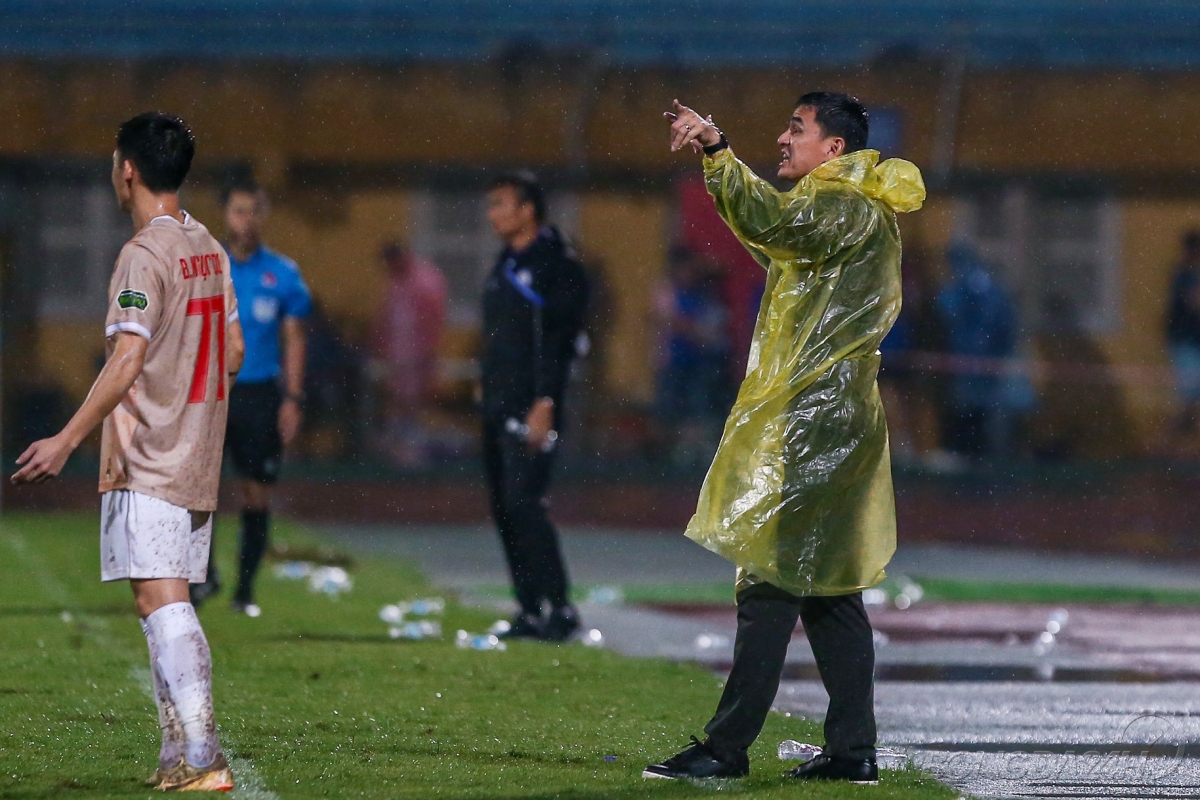 Báo Thái dự đoán tương lai HLV Kiatisuk 1