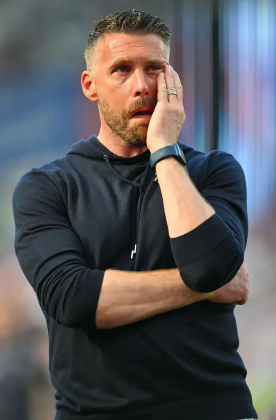 HLV Rob Edwards khóc đỏ hết mắt khi Luton sắp phải xuống hạng 1