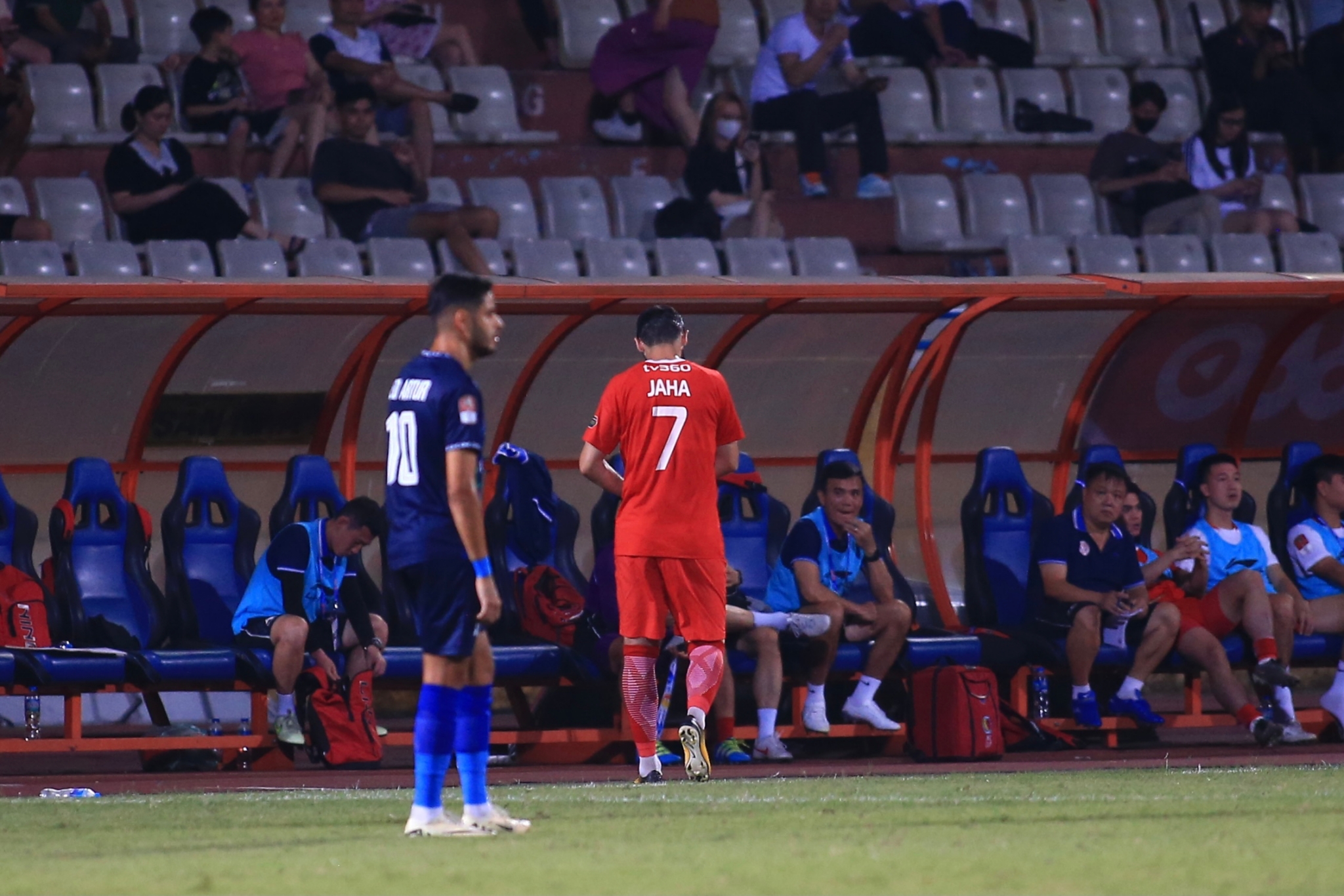 Jaha roi san ngay phut thu 10 cua tran dau