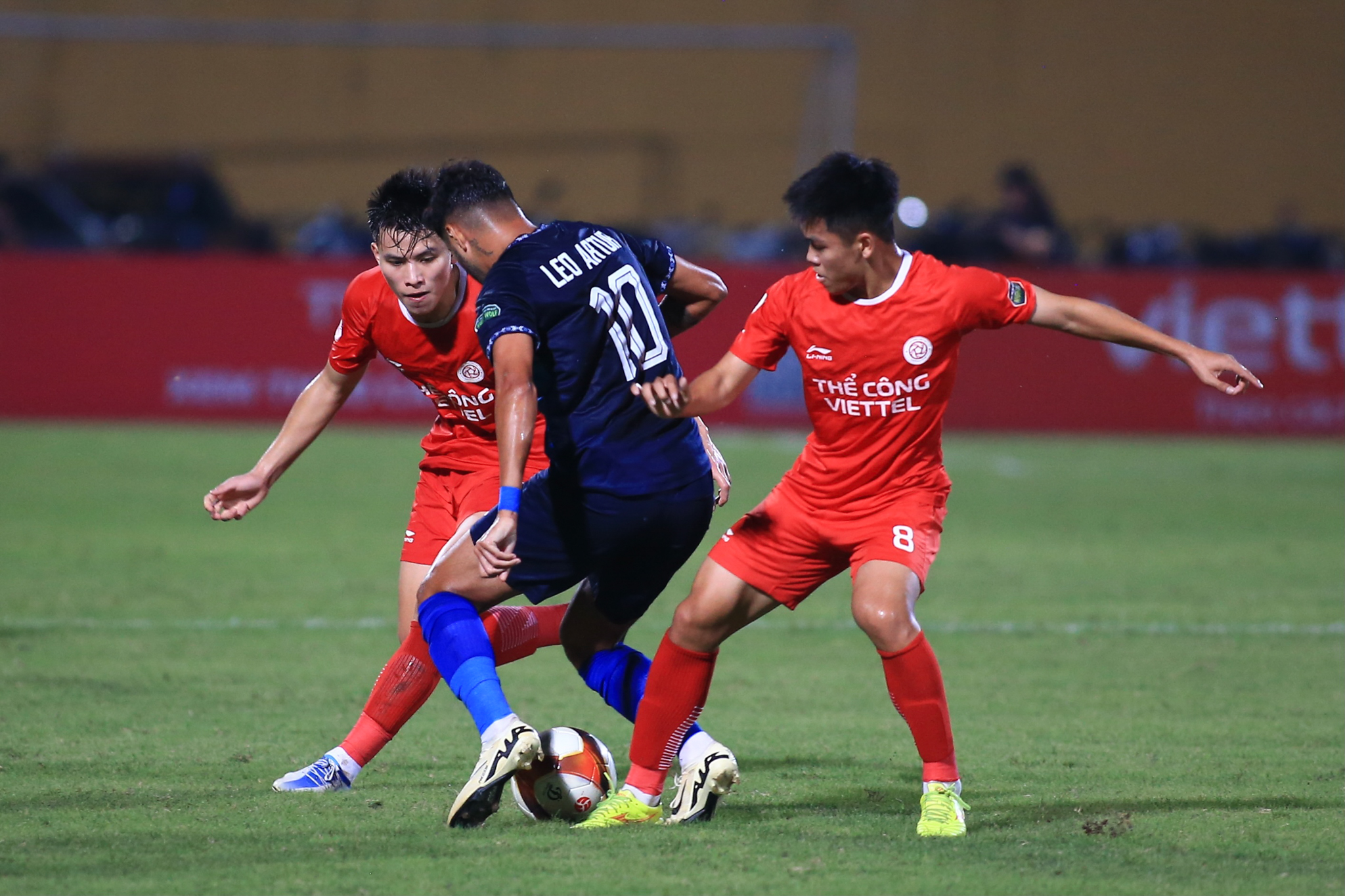 Hành động đặc biệt của HLV Kim Sang Sik với thủ thành Văn Lâm 4 Hành động đặc biệt của HLV Kim Sang Sik với thủ thành Văn Lâm 4