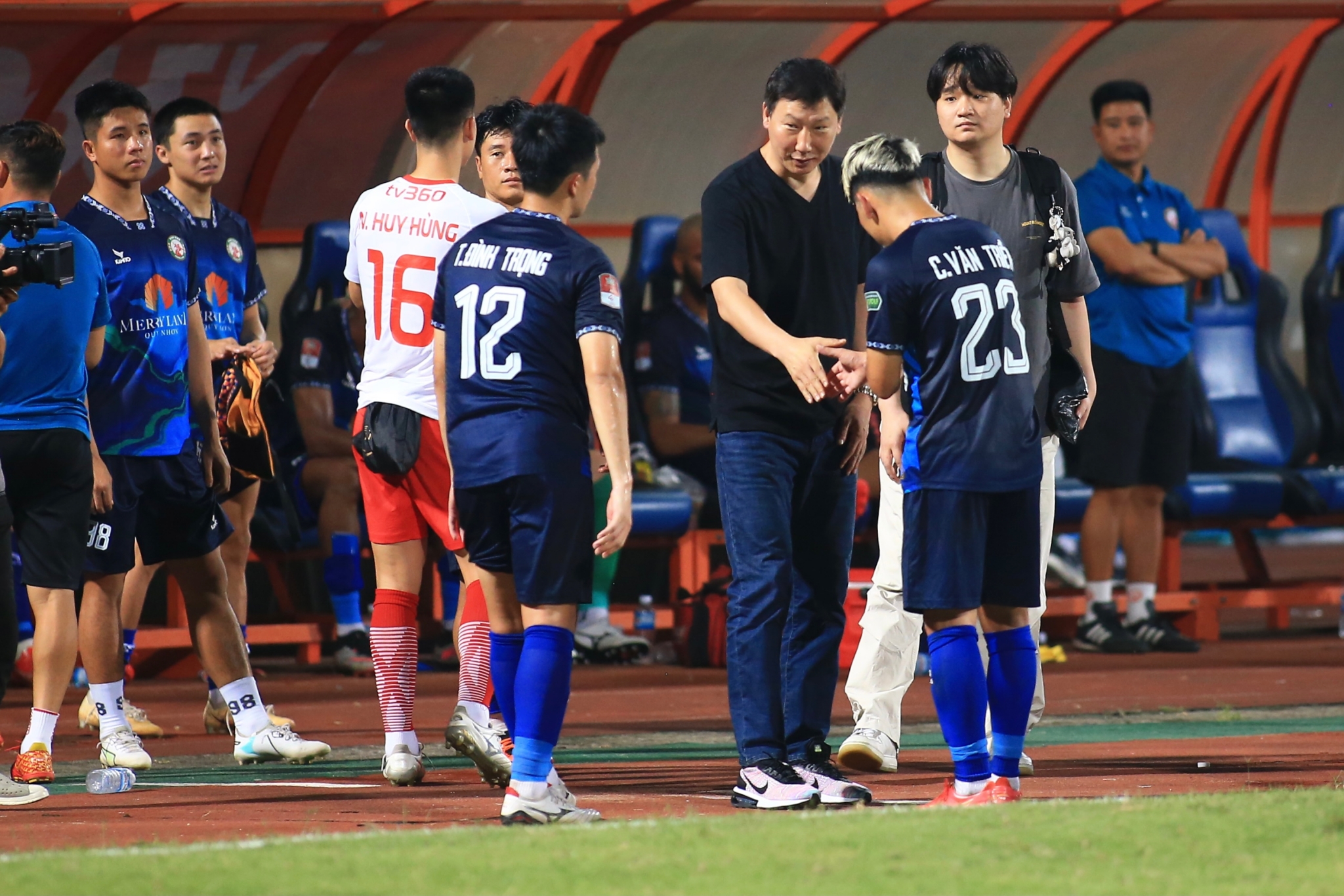 HLV Kim Sang Sik hoi tham dinh Trong va cac cau thu Binh dinh sau tran