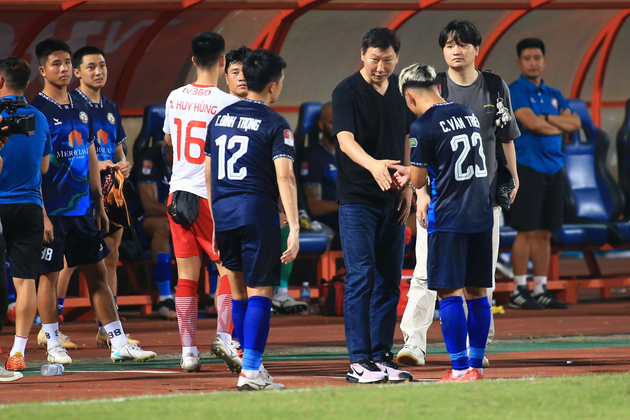 Hành động đặc biệt của HLV Kim Sang Sik với thủ thành Văn Lâm 2 Hành động đặc biệt của HLV Kim Sang Sik với thủ thành Văn Lâm 2