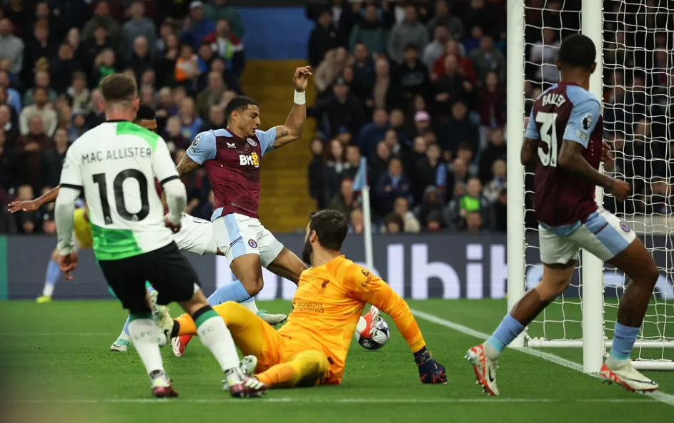 Tình huống bỏ lỡ khó tin ở trận Aston Villa vs Liverpool 1
