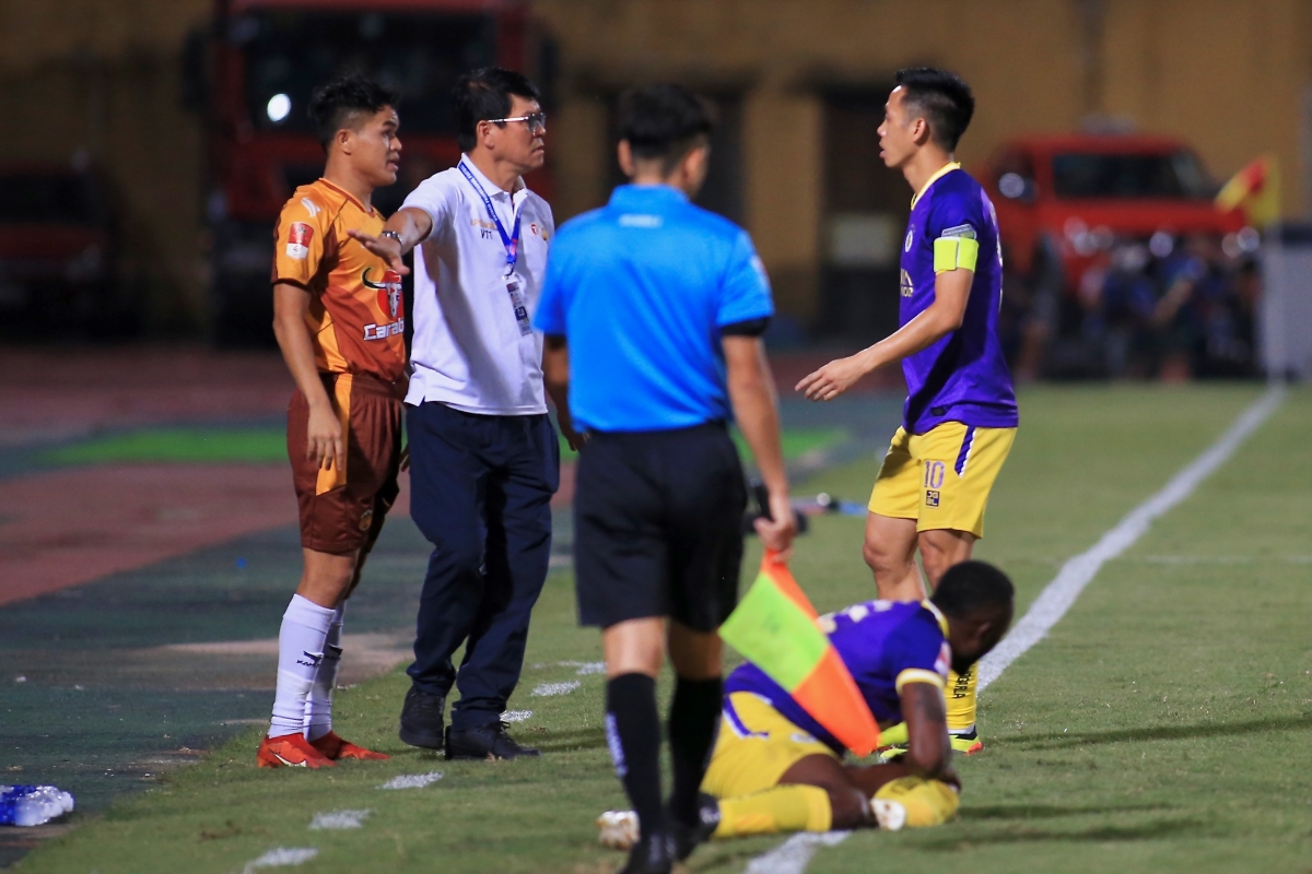 HLV Vũ Tiến Thành vào sân chỉ mặt trọng tài, tranh cãi quyết liệt với Văn Quyết 2