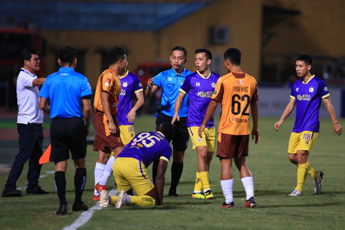 HLV Vũ Tiến Thành vào sân chỉ mặt trọng tài, tranh cãi quyết liệt với Văn Quyết 3