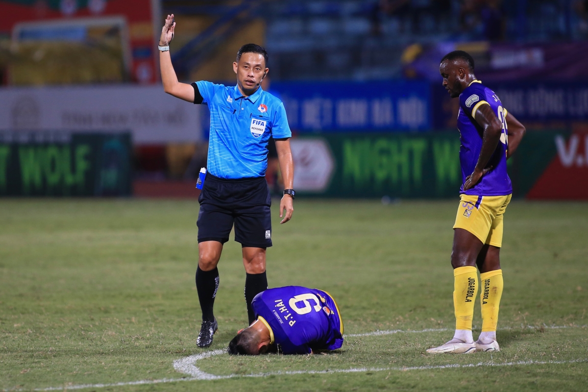 HLV Vũ Tiến Thành vào sân chỉ mặt trọng tài, tranh cãi quyết liệt với Văn Quyết 4