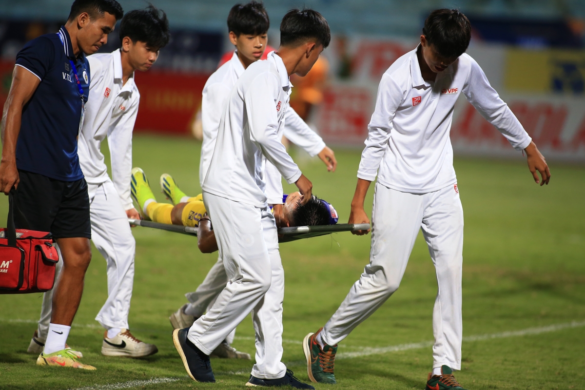 HLV Vũ Tiến Thành vào sân chỉ mặt trọng tài, tranh cãi quyết liệt với Văn Quyết 5