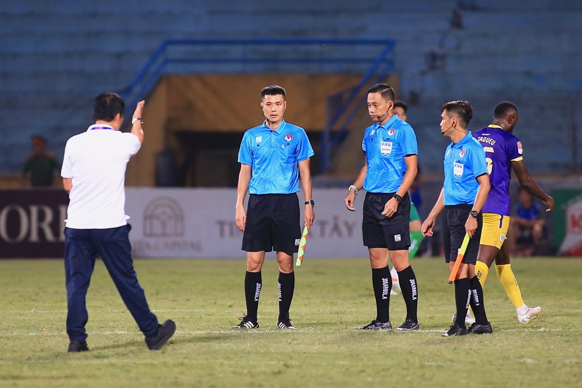 HLV Vũ Tiến Thành vào sân chỉ mặt trọng tài, tranh cãi quyết liệt với Văn Quyết 6