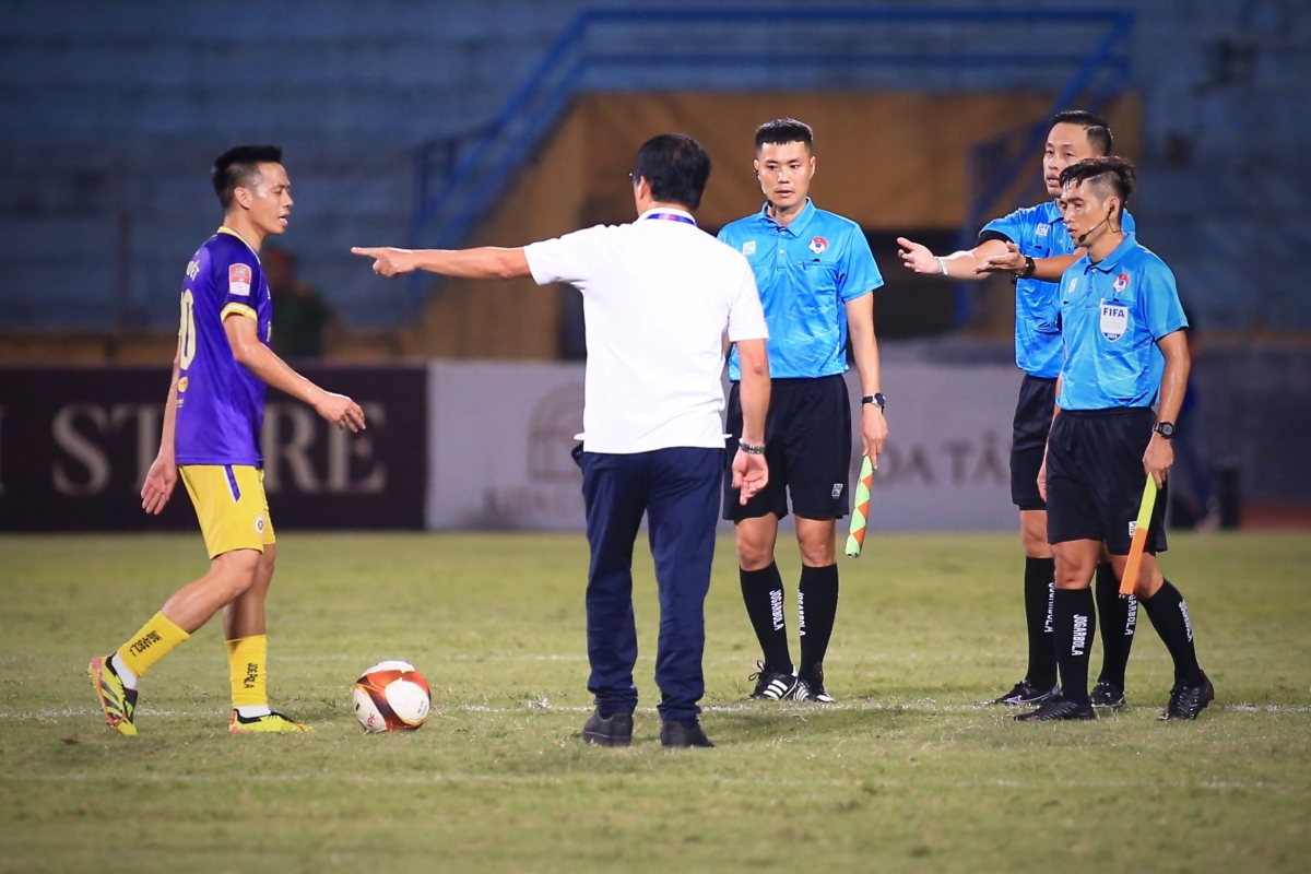 HLV Vũ Tiến Thành vào sân chỉ mặt trọng tài, tranh cãi quyết liệt với Văn Quyết 7