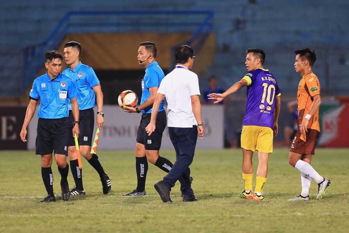 HLV Vũ Tiến Thành vào sân chỉ mặt trọng tài, tranh cãi quyết liệt với Văn Quyết 8