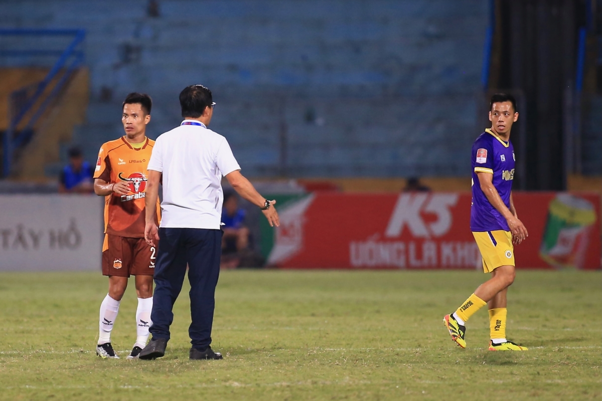 HLV Vũ Tiến Thành vào sân chỉ mặt trọng tài, tranh cãi quyết liệt với Văn Quyết 9
