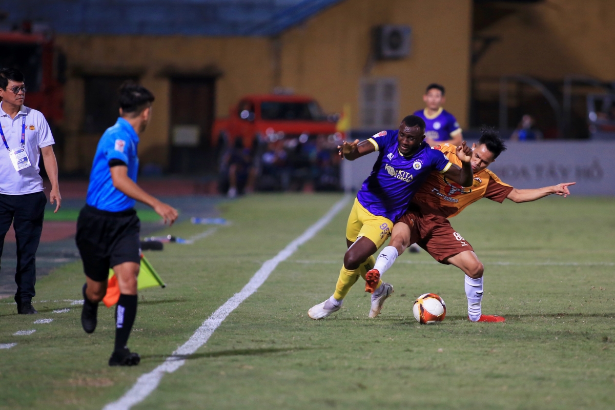 HLV Vũ Tiến Thành vào sân chỉ mặt trọng tài, tranh cãi quyết liệt với Văn Quyết 1