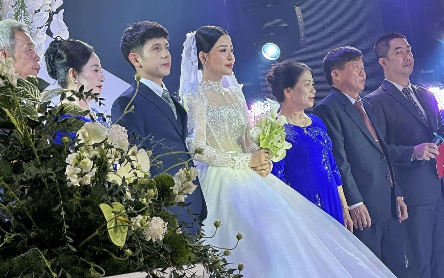 Nguyễn Phong Hồng Duy lấy vợ sau 4 năm tìm hiểu 1