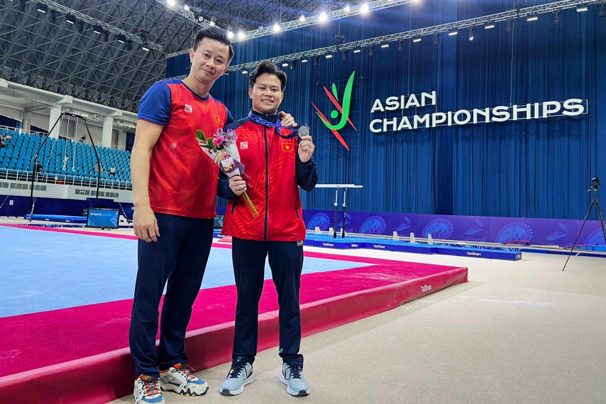 Khanh Phong va HLV Truong Minh Sang tai giai TDDC chau a