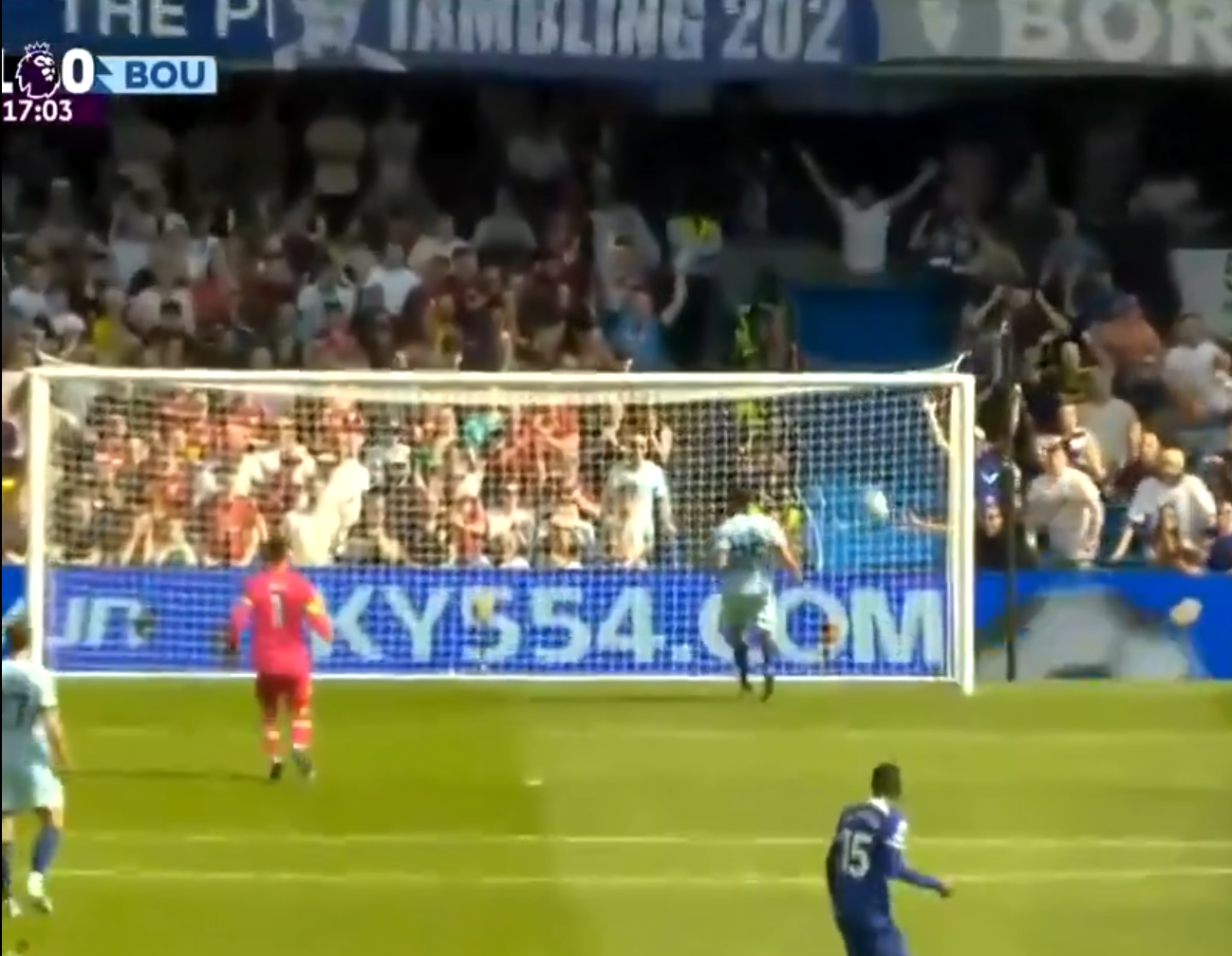 Moises Caicedo lập siêu phẩm ghi bàn từ giữa sân 4