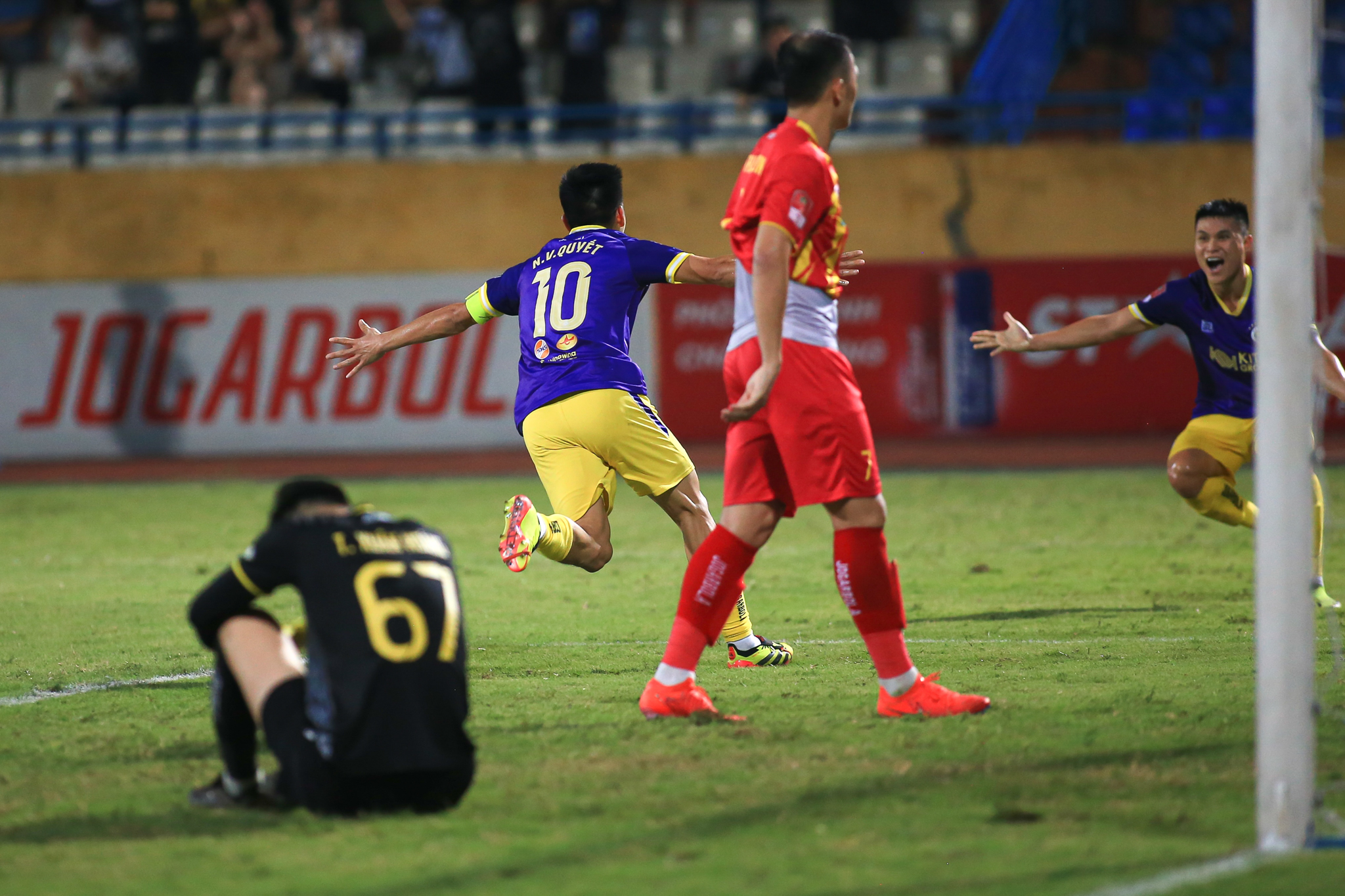 Bước ngoặt trong chiến thắng ngược của Hà Nội trước Thanh Hoá 3