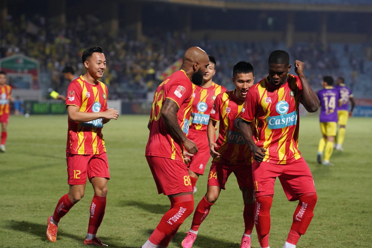 CLB Hà Nội gặp khó có Văn Quyết lo 2