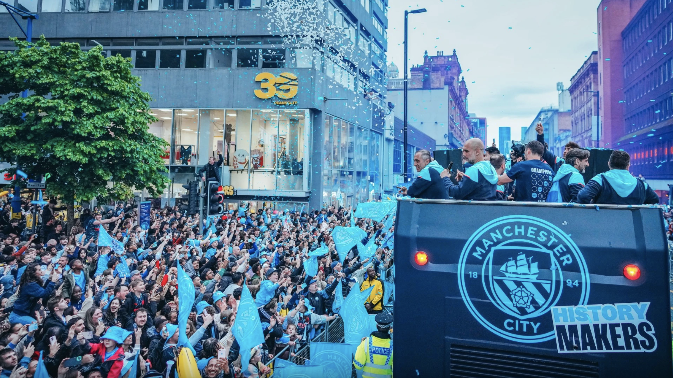 Man City tổ chức lễ mừng công ngay sau trận thua United ở chung kết FA Cup 5 Man City tổ chức lễ mừng công ngay sau trận thua United ở chung kết FA Cup 5