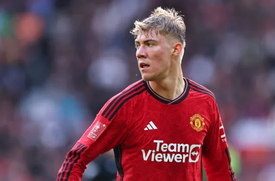 Rasmus Hojlund trong màu áo MU Rasmus Hojlund trong mau ao MU