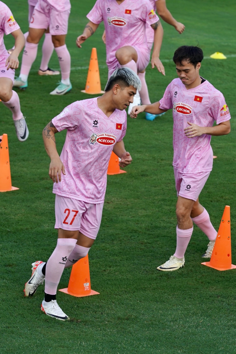 Dàn trợ lý hùng hậu hỗ trợ HLV Kim Sang Sik tại ĐT Việt Nam 4