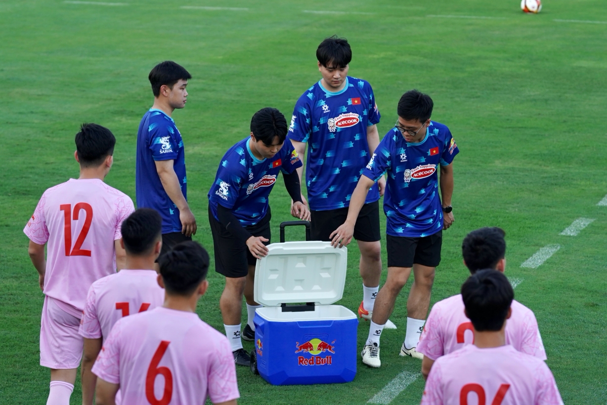 Dàn trợ lý hùng hậu hỗ trợ HLV Kim Sang Sik tại ĐT Việt Nam 3