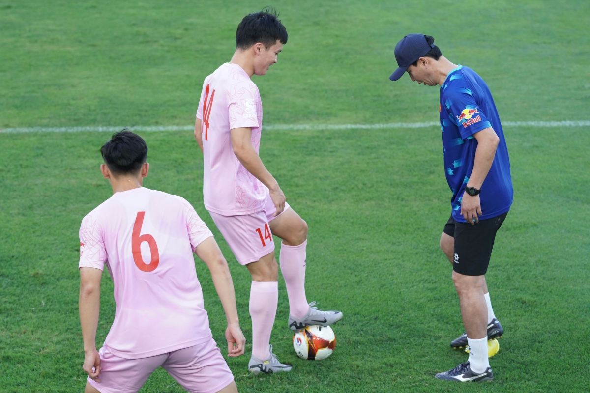 Dàn trợ lý hùng hậu hỗ trợ HLV Kim Sang Sik tại ĐT Việt Nam 6