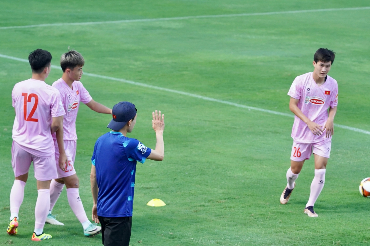 Dàn trợ lý hùng hậu hỗ trợ HLV Kim Sang Sik tại ĐT Việt Nam 7