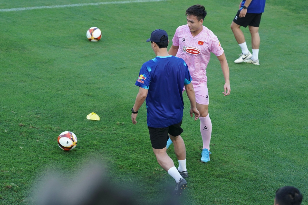 Dàn trợ lý hùng hậu hỗ trợ HLV Kim Sang Sik tại ĐT Việt Nam 5