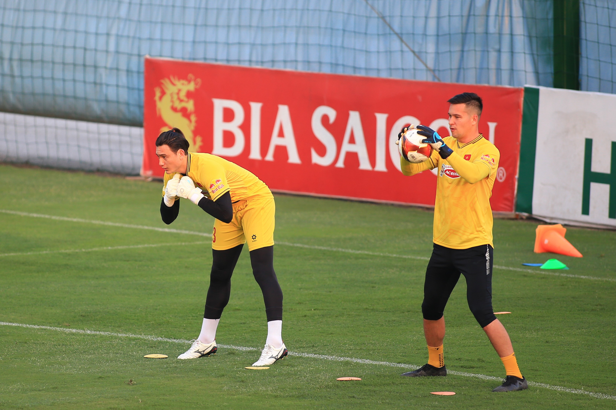 HLV Kim Sang Sik loại trò cưng Troussier, chọn Văn Lâm bắt chính 2 HLV Kim Sang Sik loại trò cưng Troussier, chọn Văn Lâm bắt chính 2