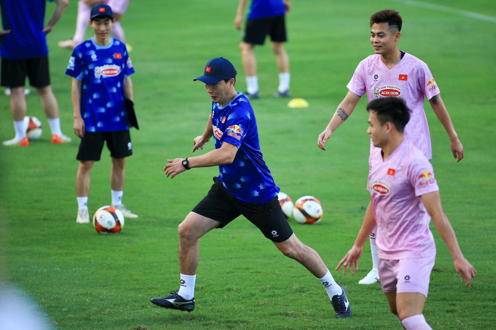 HLV Kim Sang Sik Mong toàn đội hãy tin tưởng tôi 1