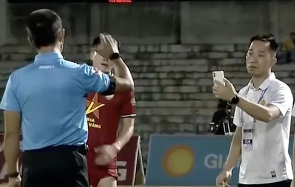 Ông Lê Xuân Hải đã dùng điện thoại để quay trọng tài ong Le Xuan Hai da dung dien thoai de quay trong tai