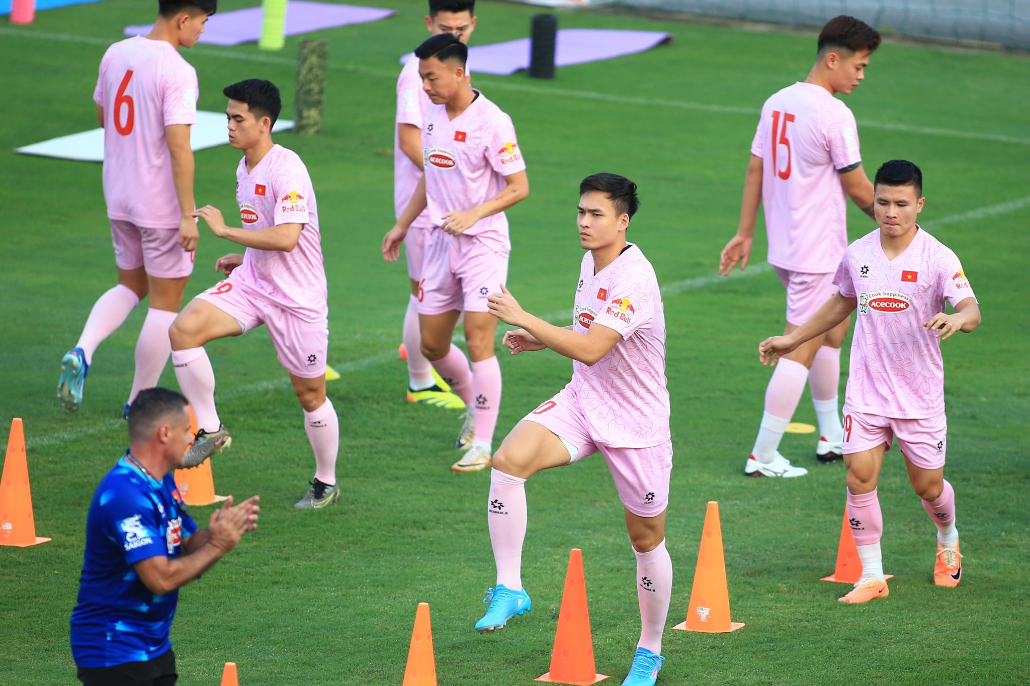 Dàn trợ lý hùng hậu hỗ trợ HLV Kim Sang Sik tại ĐT Việt Nam 2