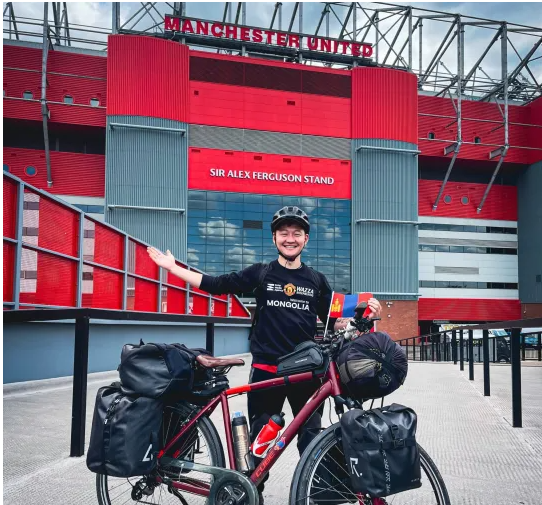 Fan MU đạp xe qua 17 quốc gia để gặp Wayne Rooney 2
