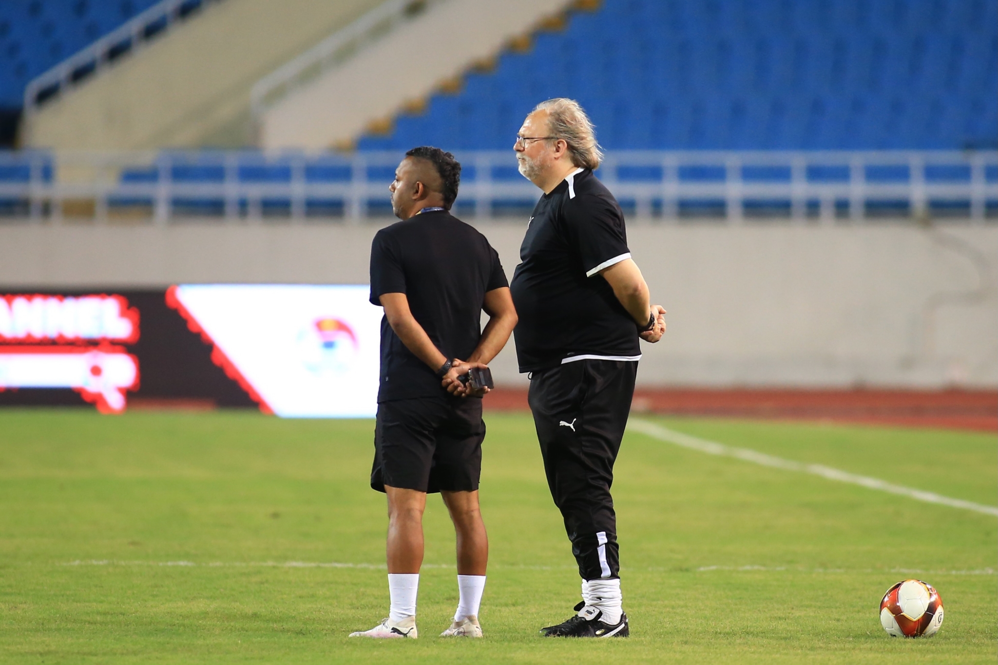 Dàn sao ĐT Philippines làm quen sân Mỹ Đình 2 Dàn sao ĐT Philippines làm quen sân Mỹ Đình 2