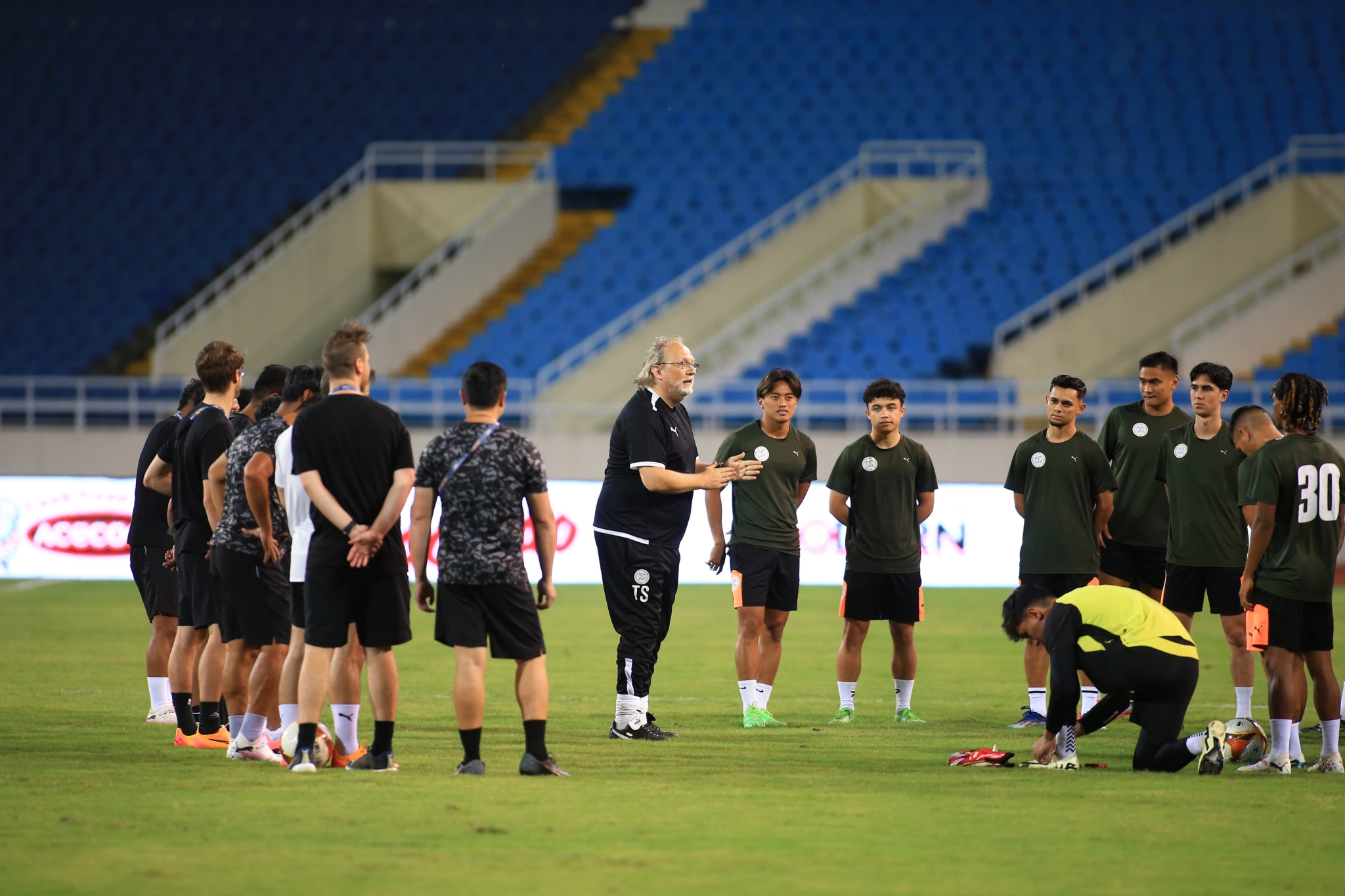 Dàn sao ĐT Philippines làm quen sân Mỹ Đình 3 Dàn sao ĐT Philippines làm quen sân Mỹ Đình 3