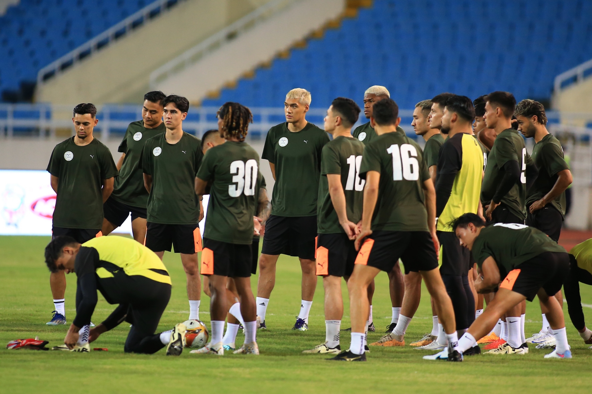 Dàn sao ĐT Philippines làm quen sân Mỹ Đình 4 Dàn sao ĐT Philippines làm quen sân Mỹ Đình 4