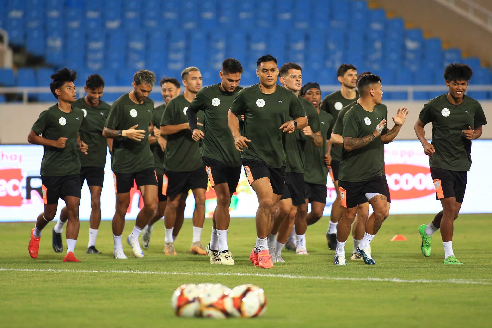 Dàn sao ĐT Philippines làm quen sân Mỹ Đình 5 Dàn sao ĐT Philippines làm quen sân Mỹ Đình 5