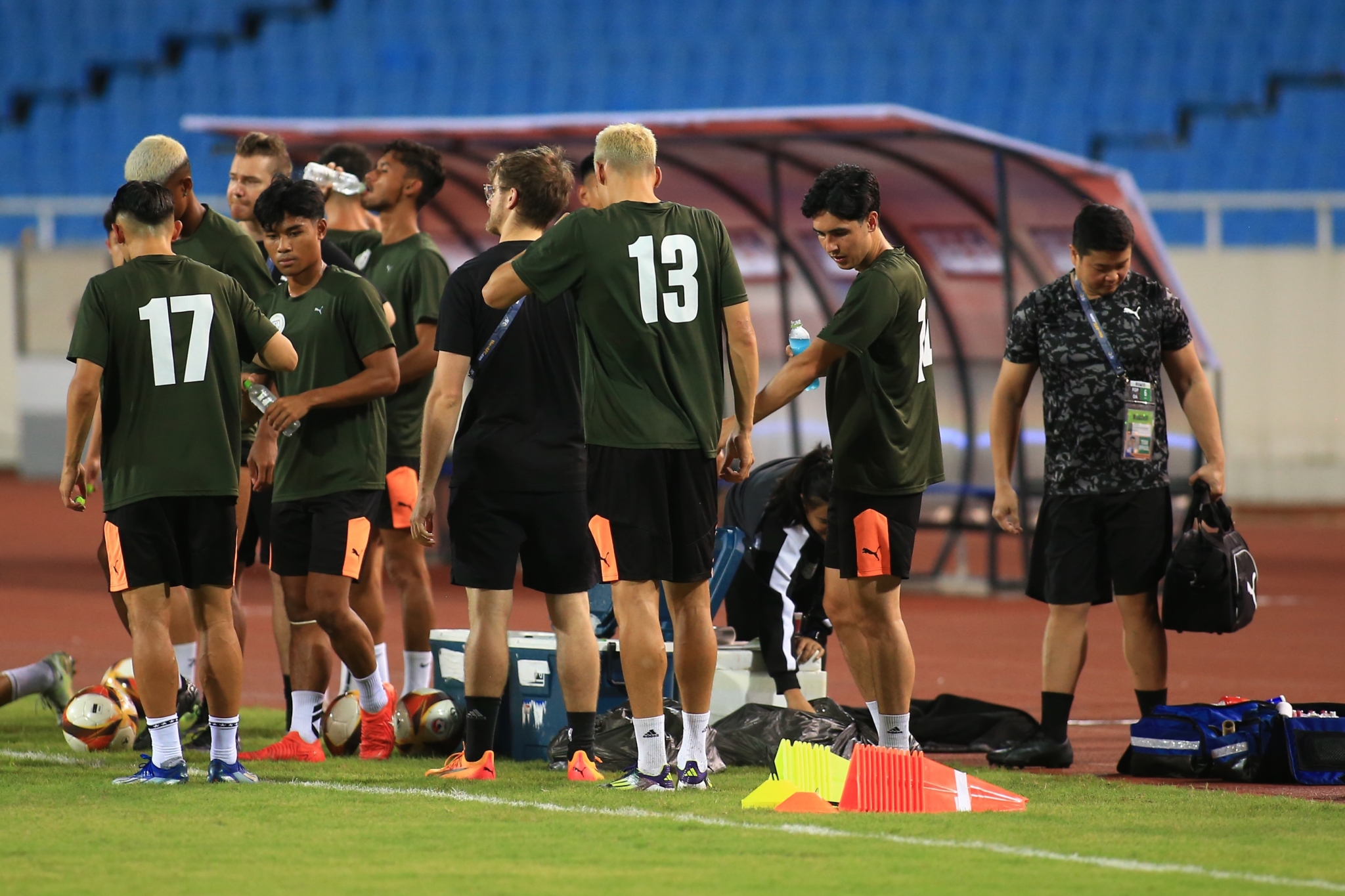 Dàn sao ĐT Philippines làm quen sân Mỹ Đình 8 Dàn sao ĐT Philippines làm quen sân Mỹ Đình 8