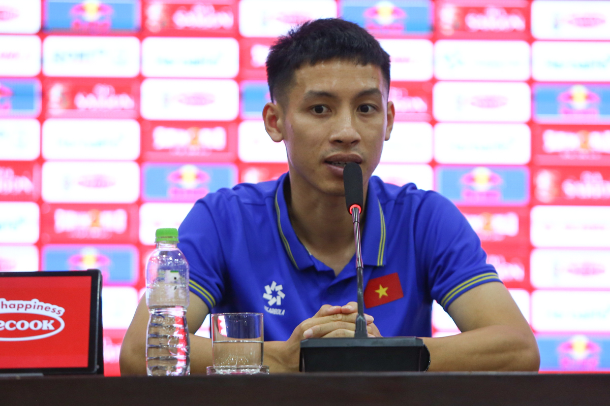 do Hung Dung hop bao truoc tran Viet Nam vs Philippines