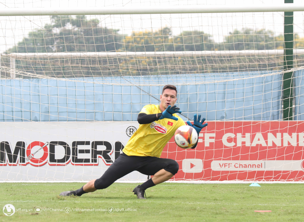 ĐT Việt Nam trở lại tập luyện sau trận thắng Philippines 5 ĐT Việt Nam trở lại tập luyện sau trận thắng Philippines 5