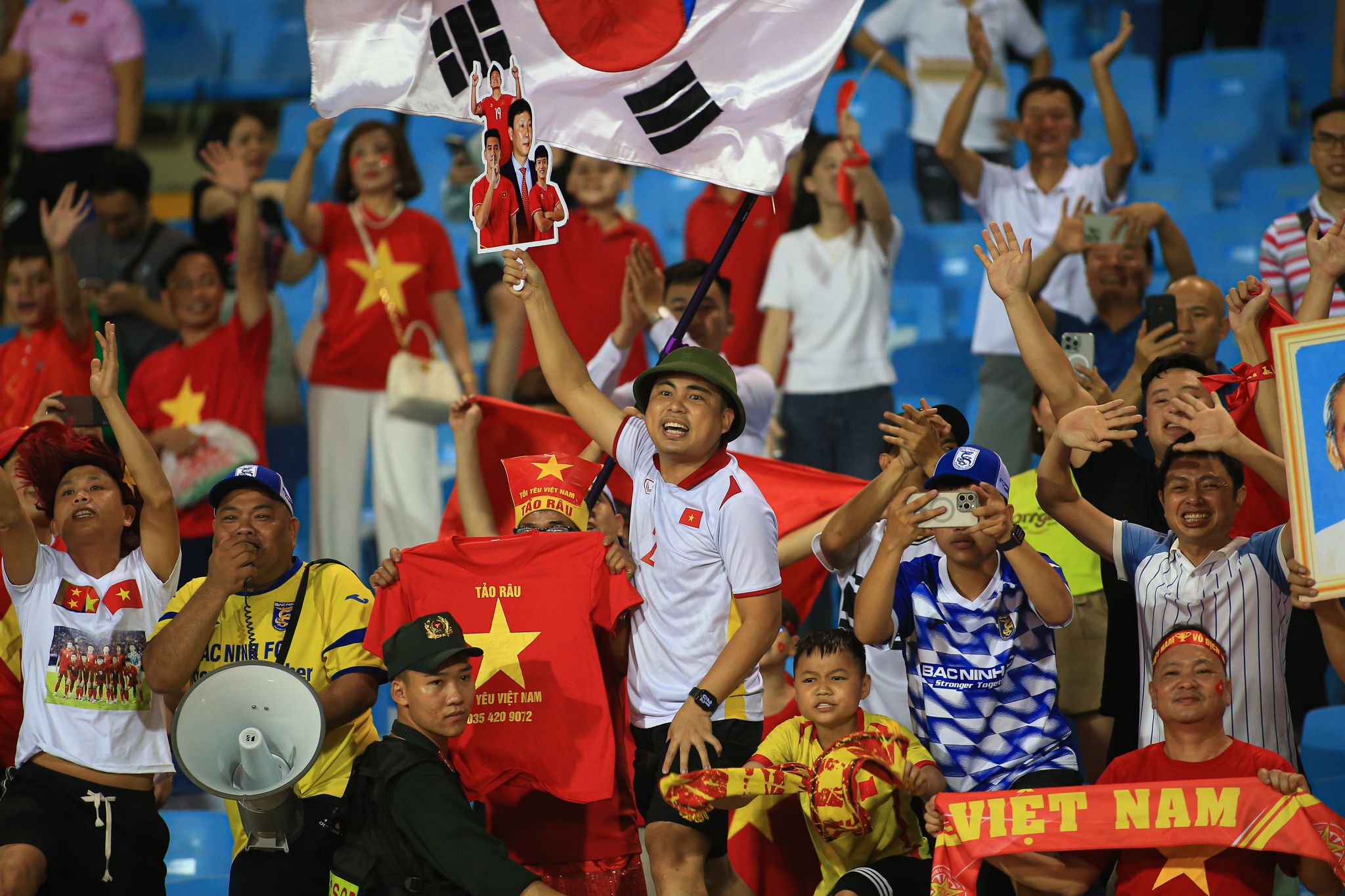 Màn ra mắt thành công của HLV Kim Sang Sik 8 Màn ra mắt thành công của HLV Kim Sang Sik 8