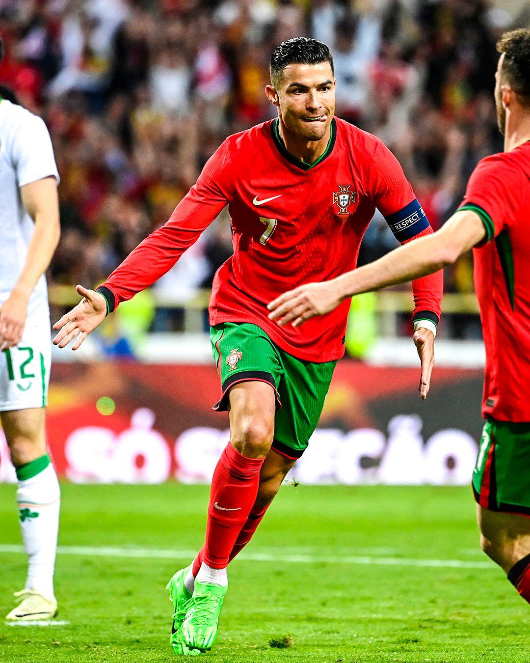 Ghi cú đúp cho Bồ Đào Nha, Ronaldo bám sát cột mốc khủng trong sự nghiệp 1 Ghi cú đúp cho Bồ Đào Nha, Ronaldo bám sát cột mốc khủng trong sự nghiệp 1