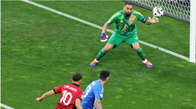 Bong qua tam tay cua Donnarumma di vao luoi. 