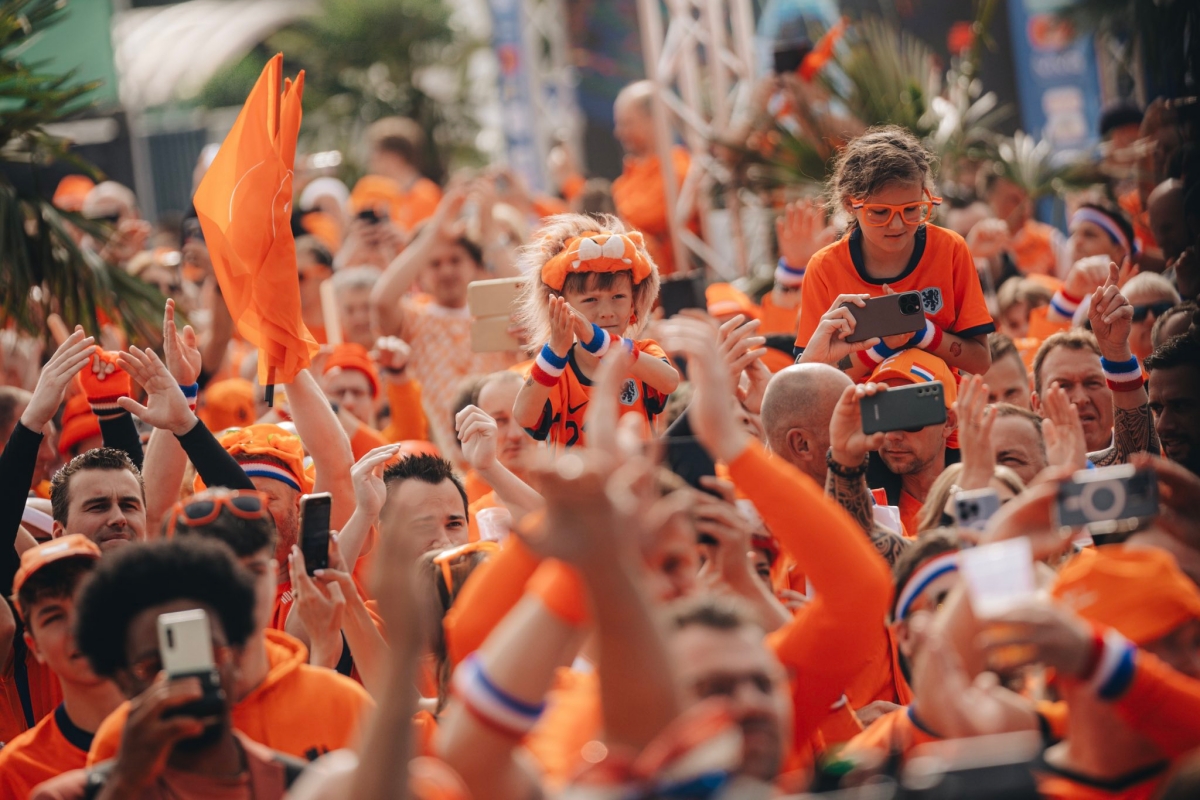 Choáng với dàn CĐV Hà Lan, sẵn sàng tiếp lửa tại Hamburg 2