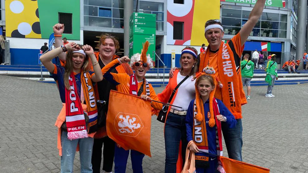 Choáng với dàn CĐV Hà Lan, sẵn sàng tiếp lửa tại Hamburg 1