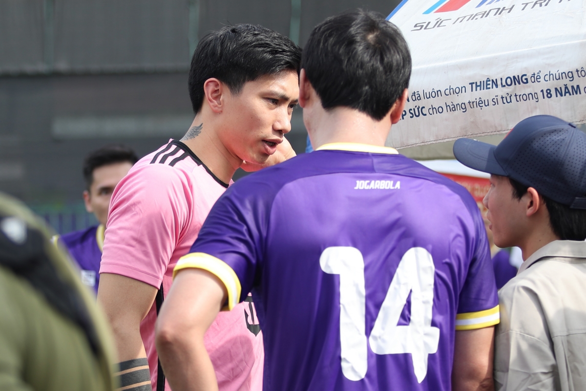 HLV Kim Sang Sik xỏ giày thi đấu với phóng viên Việt Nam 8 HLV Kim Sang Sik xỏ giày thi đấu với phóng viên Việt Nam 8