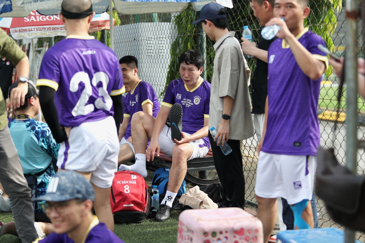 HLV Kim Sang Sik xỏ giày thi đấu với phóng viên Việt Nam 6 HLV Kim Sang Sik xỏ giày thi đấu với phóng viên Việt Nam 6